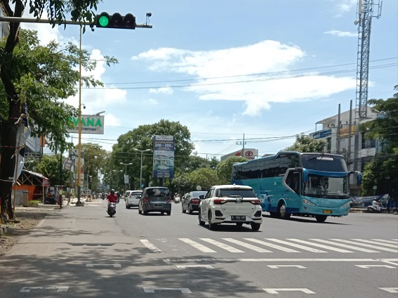 Arus lalu lintas di Jalan Letjen Sutoyo, Kota Malang tampak lenggang.