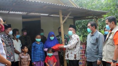 Gus Mujib memberikan bantuan kepada korban erupsi Semeru asal Kabupaten Pasuruan