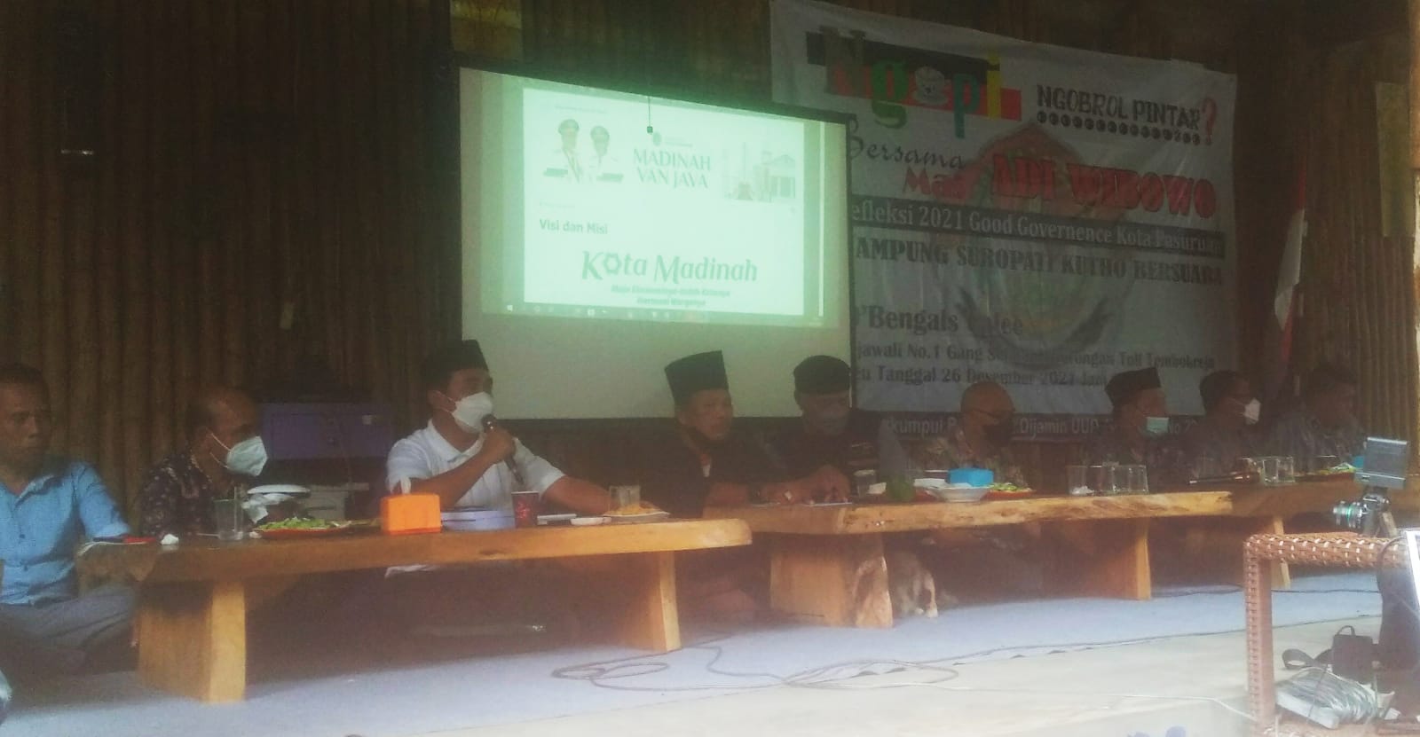 Wakil Wali Kota Pasuruan, Adi Wibowo (tengah), saat menjawab keluhan warga di forum diskusi Surapati Kutho