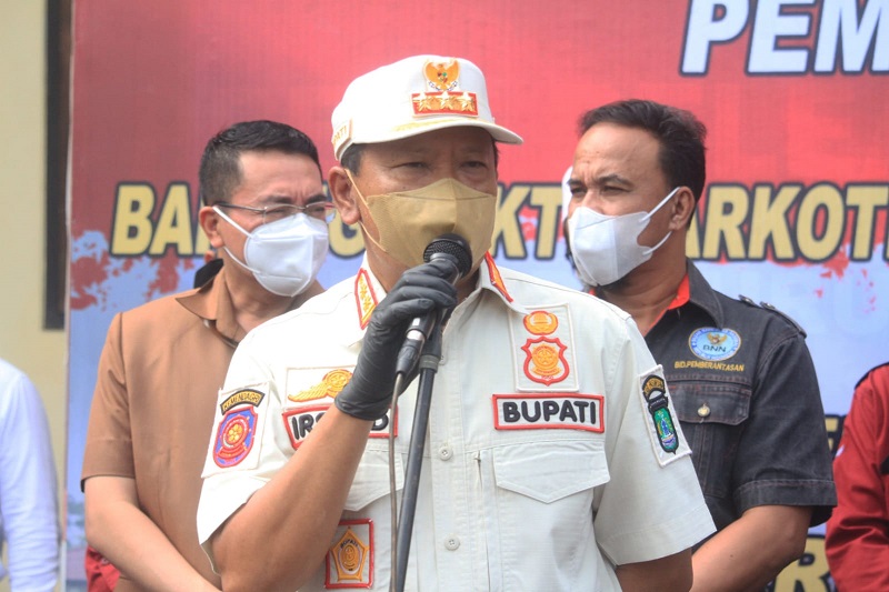 Bupati Pasuruan, Gus Irsyad, targetkan 70 persen capaian vaksinasi di akhir tahun 2021.
