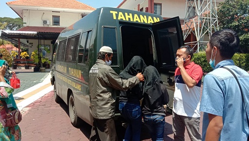 Pelaku tindakan penganiayaan terhadap remaja panti asuhan usai menjalani sidang putusan di Pengadilan Negeri Malang,