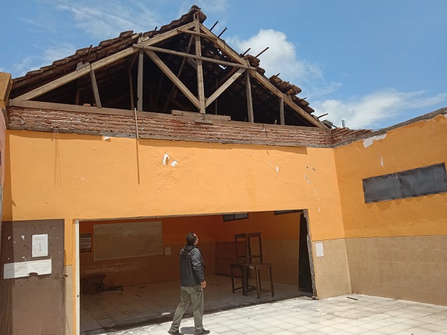 Kondisi atap SMK Islam Ma'arif Kota Malang yang roboh.