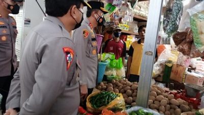 Kapolres Tuban, AKBP Darman, memantau sejumlah komoditas barang kebutuhan pokok maupun sekunder di Pasar Baru Tuban, Selasa (21/12/2021)