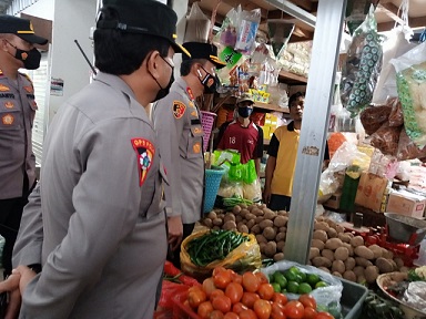 Kapolres Tuban, AKBP Darman, memantau sejumlah komoditas barang kebutuhan pokok maupun sekunder di Pasar Baru Tuban, Selasa (21/12/2021)