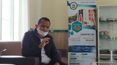 Kepala Sekolah Ponpes Al-Izzah Kota Batu Adnan Yakub saat diwawancarai perihal dugaan kekerasan dan pelecehan seksual anak didiknya