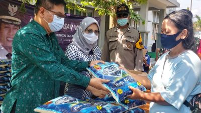 Kepala Disperdagin Kota Kediri Tanto Wijohari (kiri) bersama Deputi Perwakilan BI Kediri Wihujeng Ayu Rengganis (Kanan) ketika ikut melayani masyarakat ketika membeli bahan kebutuhan pokok di OPM. (Foto: Istimewa)