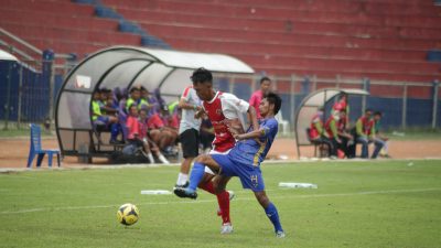 Persedikab Kediri (merah) saat melawan Persem Mojokerto di Stadion Brawijaya, Kediri. (ist)