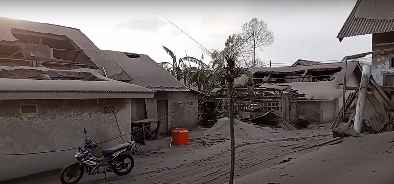 Kondisi desa di Lumajang yang hancur akibat letusan Gunung Semeru.