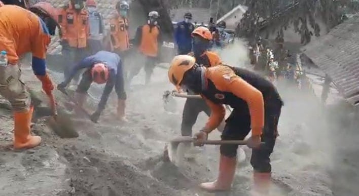 BPBD Bojonegoro Kembali Kirimkan Personil dan Relawan ke Lokasi Terdampak Erupsi Semeru 3 a07506d7 15ec 481e bbdd 3762165b8a71