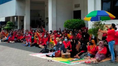 Ratusan buruh bersholawat di depan pabrik sepatu di Gempol, Kabupaten Pasuruan, Senin (21/12/2021).