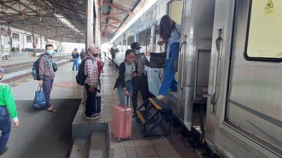 Para penumpang Kereta Api di Daop 7 Madiun.