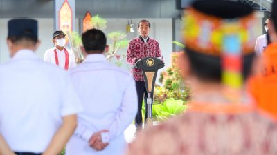 Jokowi saat meresmikan Bandar Udara Tebelian di Kabupaten Sintang, Kalimantan Barat, Rabu (08/12/2021)