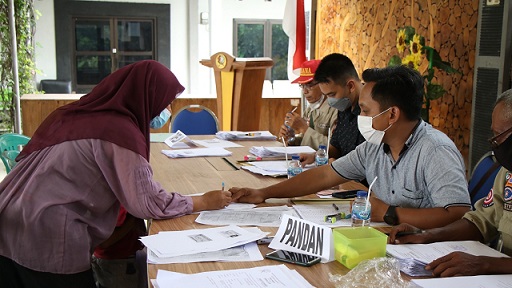 Penyaluran Bantuan Langsung Tunai (BLT) Daerah Penanganan Kemiskinan Ekstrim dari Pemkab Bojonegoro kepada masyarakat.