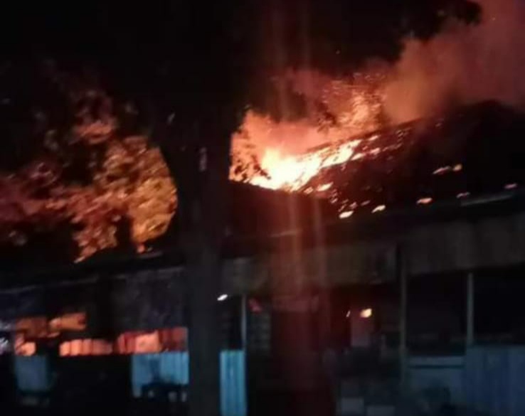 Korsleting Listrik, Rumah Dinas Polsek Wonorejo Pasuruan Kebakaran 10 Kebakaran rumah dinas Polsek Wonorejo diduga karena konsleting listrik.