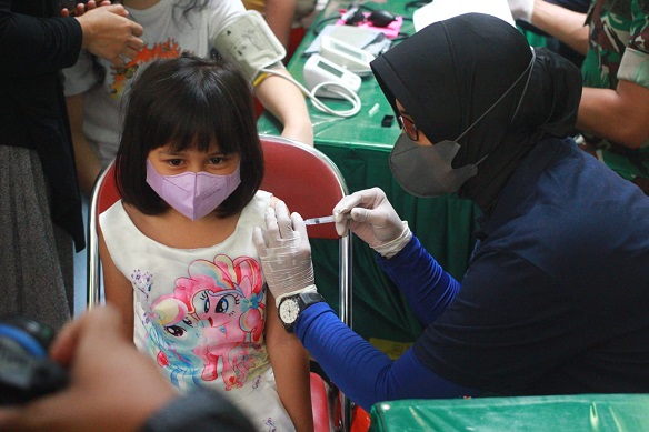 Seorang anak menerima vaksin Covid-19 di Kesdam V/Brawijaya