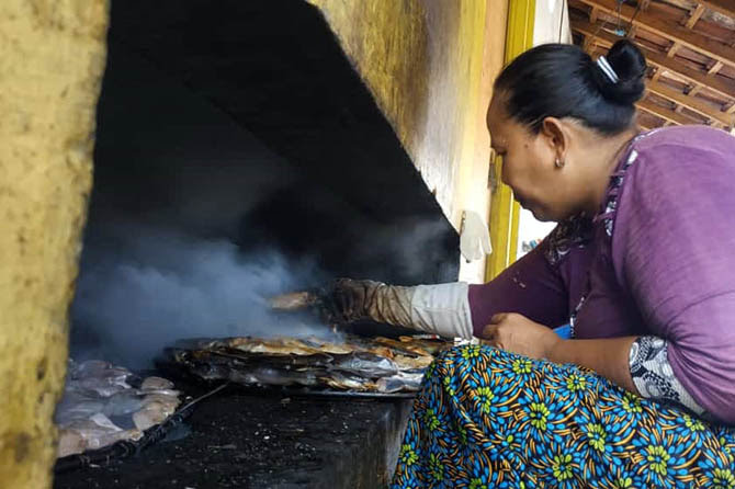 Warga mengasap ikan di dusun Ngaglik, Pasuruan.
