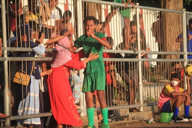 Kapten Persekap, Fran Adi Saputra memeluk ibunya setelah menjebol gawang Arema FC. 