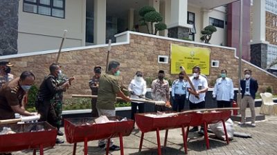 Pemusnahan dan lelang barang bukti rampasan oleh Kejari Bojonegoro, Rabu (01/12/2021).