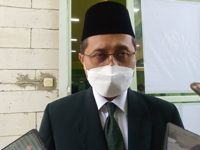 Rektor IIKNU Tuban, Miftahul Munir, saat memberikan sambutan usai mewisuda 37 Mahasiswa Prodi S1 Ilmu Kebidanan, Rabu (22/12/2021)