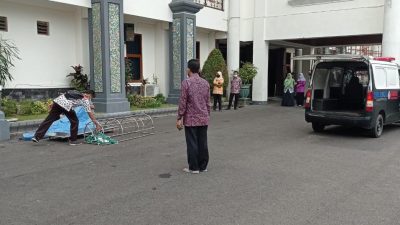 Pekerja service AC. (Foto: Dokumen/Tugu Jatim)