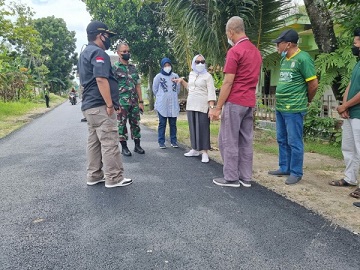 Bupati Bojonegoro, Anna Muawanah saat meninjau jalan Desa Bakalan, Kecamatan Kapas, Kabupaten Bojonegoro.