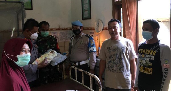 Petugas Polsek Lumbang saat meninjau kondisi bayi di RSUD Grati.