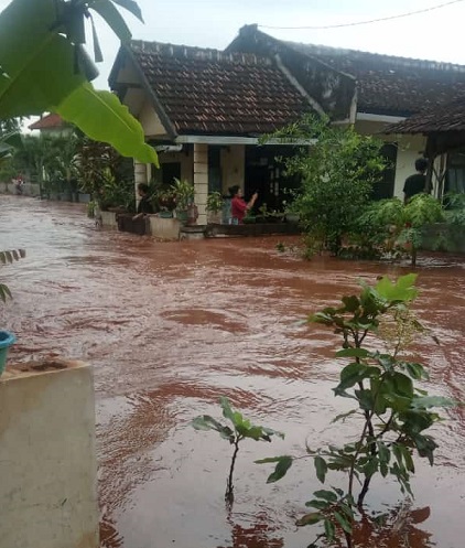 Banjir yang terjadi di Desa Tuwiri Wetan, Kecamatan Merakurak beberapa pekan terakhir.