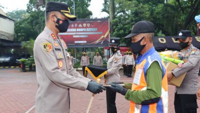 Penjaga perlintasan KA. (Foto: Aisyah Nawangsari Putri/Tugu Malang)