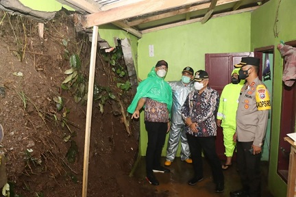 Bupati Malang, Sanusi, saat meninjau lokasi tanah longsor di Kecamatan Kepanjen, 18 November 2021 lalu