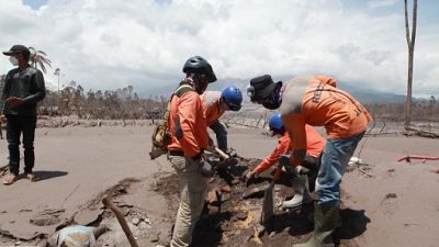 Anggota Tim SAR BPBD Jatim dan BPBD Lumajang saat melakukan proses pencarian korban hilang di aliran lahar dekat Dusun Sumbersari Umbulan, Desa Supiturang, Lumajang, Selasa (7/12/2021)