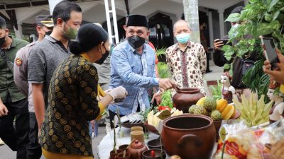 Wakil Bupati Tuban, H Riyadi, mencicipi hasil kreasi kuliner khas Tuban di acara Festival Masakan Khas Tuban tahun 2021 dalam rangka peringatan Hari Jadi Kabupaten Tuban ke-728 di halaman tengah Kantor Pemkab Tuban, Sabtu (04/12/2021).