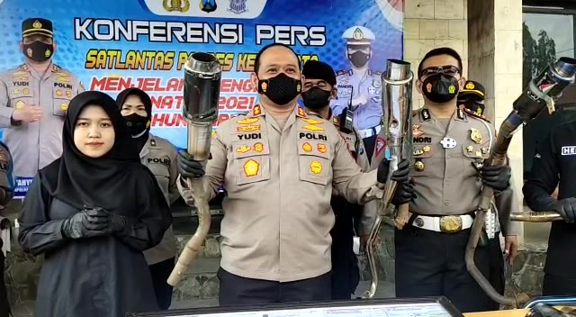 Polisi menunjukkan hasil sitaan knalpot brong dalam penertiban pengguna kendaraan di Kota Kediri, Rabu (8/11/2021)