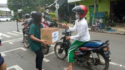 Suporter Persatu Tuban, Ronggomania melakukan aksi penggalangan dana di jalan raya.