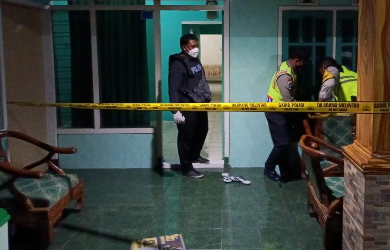Polisi mengevakuasi seorang pria tewas di kamar kos di Singosari, Kamis (2/3/2021)