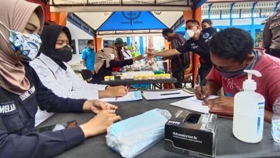 Sejumlah sopir dan kondektur dilakukan tes urine dadakan di terminal Wisata Kambang Putih Tuban, Jumat (24/12/2021)