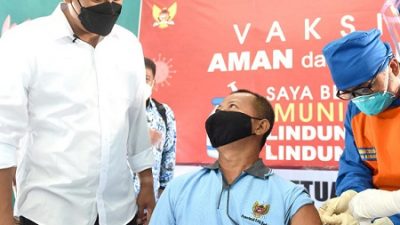 Wali Kota Kediri, Abdullah Abu Bakar (kiri), berbincang dengan warga saat melaksanakan vaksin