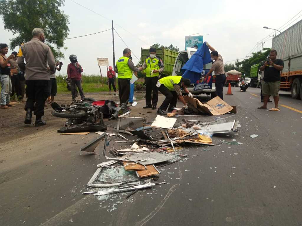 Pengendara motor tewas. (Foto: Mochamad Abdurrochim/Tugu Jatim)