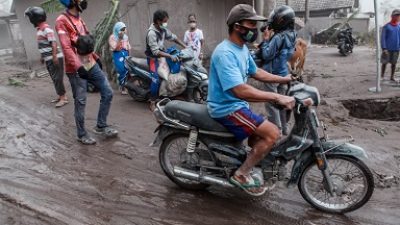 Hujan abu Semeru belum berhenti, warga berlarian untuk mengungsi.