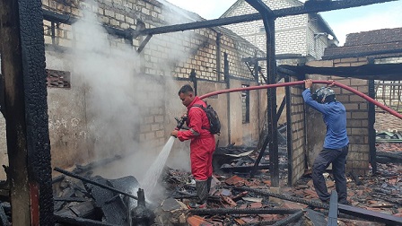 Petugas damkar BPBD Tuban bersama warga Desa Jegulo, Kecamatan Soko Tuban, anggota Polsek dan Koramil setempat berusaha memadamkan api yang melahap rumah warga, Jumat (24/12/2021)