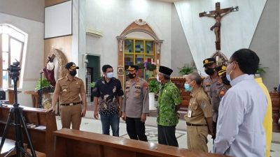 Kapolres Tuban, AKBP Darman, bersama bupati, Aditya Halindra Faridzky, dan Ketua DPRD, HM Miyadi, melakukan pengecekan protokol kesehatan di Gereja Katolik Santo Petrus Tuban.