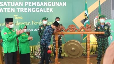 Penabuhan gong tanda dibukanya musyawarah cabang Partai Persatuan Pembangunan (PPP) di Pondok Sulaiman, Trenggalek, Jumat (24/12/2021).