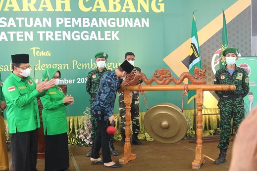 Penabuhan gong tanda dibukanya musyawarah cabang Partai Persatuan Pembangunan (PPP) di Pondok Sulaiman, Trenggalek, Jumat (24/12/2021).