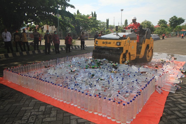Ribuan botol miras hasil operasi pekat dimusnahkan Polres Pasuruan Kota.