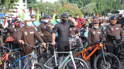 Bupati Tuban gowes. (Foto: Dokumen/Tugu Jatim)