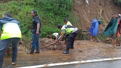 Tanah longsor di jalan desa Sawiran, Purwodadi Kabupaten Pasuruan.