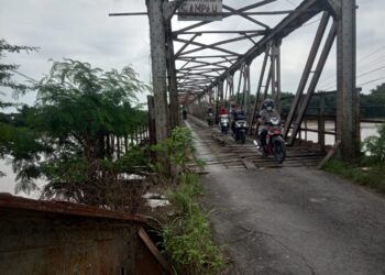 Cincin Lawas, jembatan penghubung Lamongan-Tuban. (Foto: Agus Setiawan/Tugu Jatim)