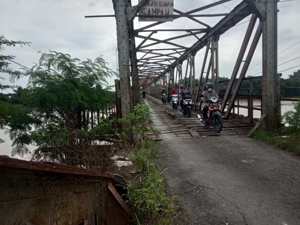 Cincin Lawas, jembatan penghubung Lamongan-Tuban. (Foto: Agus Setiawan/Tugu Jatim)