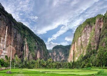 Lembah Harau, salah satu pesona wisata yang ada di Indonesia, tepatnya di Sumatra Barat. (Foto: Pemkab Lima Puluh Kota, Sumbar) tugu jatim