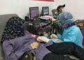 Salah seorang pendonor di PMI Kota Malang dalam Gerakan 1000 Kantong Darah, Jumat (11/12). (Foto: AZM/Tugu Malang/Tugu Jatim)