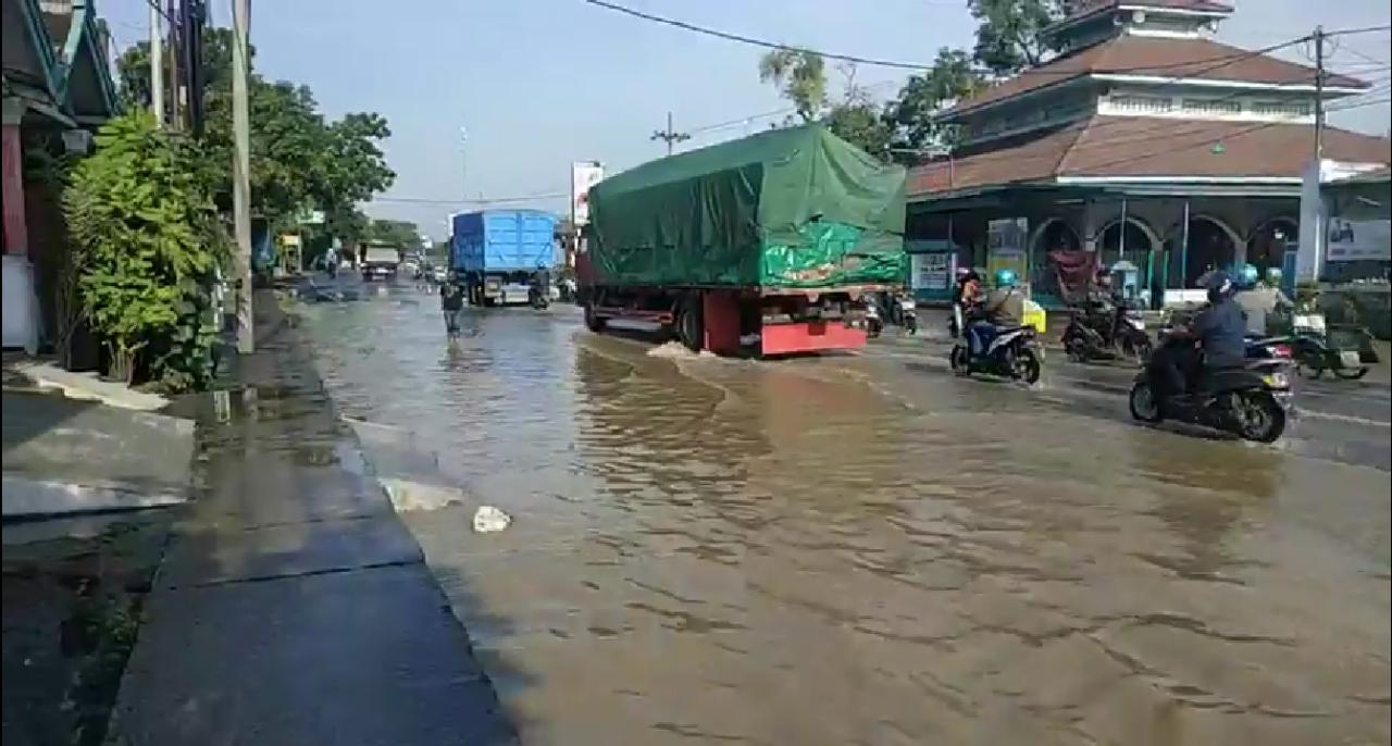Arus lalu lintas jalur pantura padat merambat akibat banjir. 